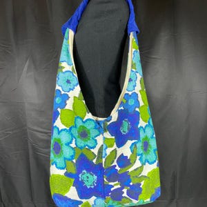 Sac hobo fait main, créé avec un tissu floral bleu vintage des années 50, doublé, unique en son genre.