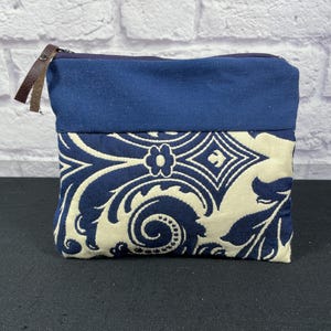Sac fait main en tissu d'ameublement doublé. Il est petit mais résistant et la taille parfaite pour un téléphone, des clés et un portefeuille