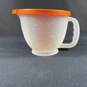 Vintage Tupperware 4 cup batter bowl, with lid, orange, 70&#39;s 1 litre