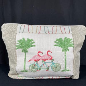 Grand sac fait main, flamants roses sur un vélo tandem, créé avec un tissu d'ameublement et du velours côtelé entièrement doublé peut servir à une variété d'utilisations.