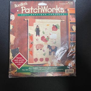 以下が含まれることがあります： Bucilla's PatchWorks Easy Appliqué Projects EE-10は、農場をテーマにしたアップリケプロジェクトのクラフトキットです。農夫、雄鶏、子羊、豚、牛など、農場の動物たちが描かれています。キットには、すべての布のパッチ、綿、裏地、糸、針、アクセサリーが含まれています。パッチは接着剤で簡単に貼り付けることができます。