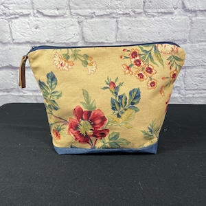 Bolso de tela vaquera y flores hecho a mano. El bolso es único y puede tener una variedad de usos: maquillaje, viajes, útiles escolares y más.