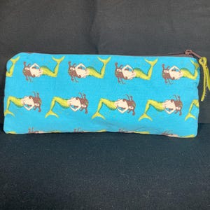 Fabriqué à la main avec des sirènes en tissu de coton vintage sur fond bleu, le sac est doublé. peut être utilisé pour l'école, le maquillage ou le travail