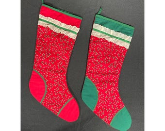 Un par de medias navideñas vintage hechas a mano, con estampado de calicó acolchado, en rojo y verde.
