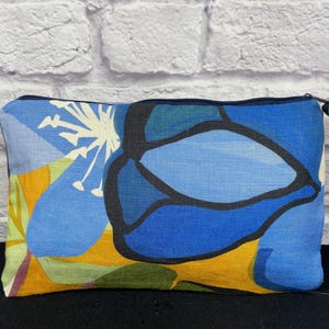 Ce sac floral fait main en tissu d'ameublement est joli mais résistant et peut être utilisé pour diverses utilisations : pochette, maquillage, école ou voyage