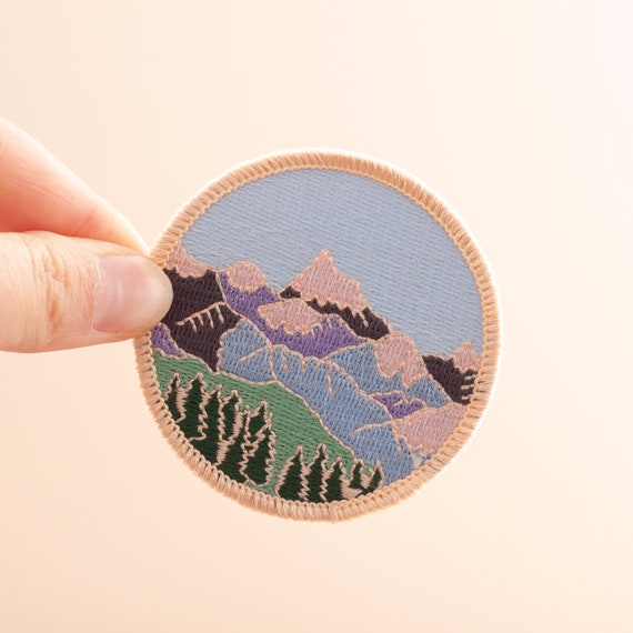 山の刺繍入りアイロン接着パッチ | 刺繍バッジ | 山のパッチ