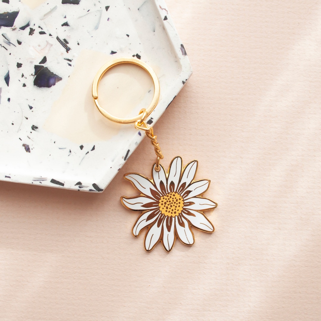 Daisy Hard Enamel Gold Keyring | Floral Keyring | Enamel Charm | Gold ...
