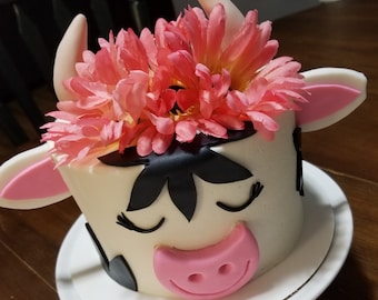 手作りのフォンダン製牛のケーキトッパーセット