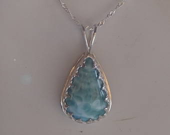 COLGANTE DE LARIMAR HECHO A MANO Engastado en Plata de Ley. Viene con una cadena de plata de ley de 18". ¡Impresionante forma de lágrima!