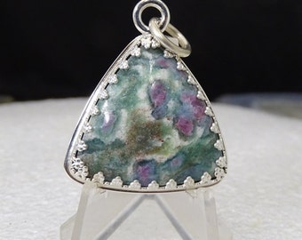 RUBÍ EN FUCSITA Colgante Triángulo Forma Engastado a Mano en Plata de Ley con Cadena de Plata de Ley