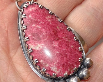 COLGANTE DE THULITA HECHO A MANO Engastado en plata de ley con cadena de plata de ley La piedra es una hermosa lágrima de color rosa intenso/rosa