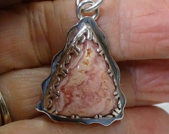 COLGANTE DE RODOCROSITA GEMMY Bisel hecho a mano en plata de ley con cadena de plata de ley de 18"