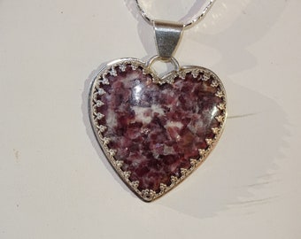 COLGANTE DE CORAZÓN DE LEPIDOLITA Hecho a mano en plata de ley Magnífico patrón cristalino púrpura con una pizca de blanco