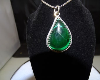 COLGANTE DE MALAQUITA CHATOYANT Conjunto Hecho a Mano en Plata de Ley con Cadena de Plata de Ley de 18" 47,2 X 29,9 mm.