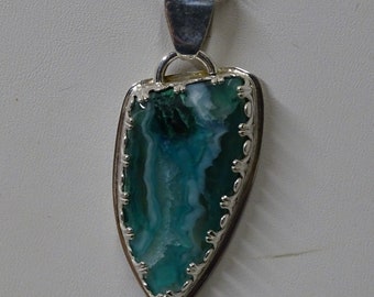 COLGANTE GEMMY CHRYSOCOLLA Conjunto de bisel hecho a mano en plata de ley Magníficos tonos de azules 41,3 X 21,9 mm