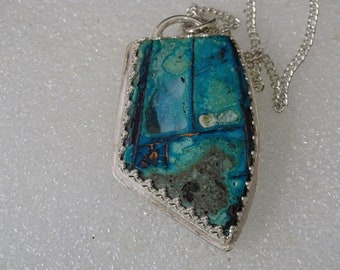 Colgante poliédrico de crisocolla/cobre hecho a mano en plata de ley con cadena de plata de ley de 18". Material muy raro de Indonesia