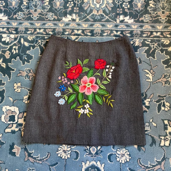 floral embroidered mini skirt (XS-s)