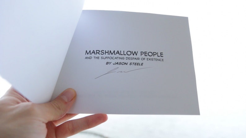 Puede incluir: Una cubierta de libro blanca con el t&iacute;tulo "Marshmallow People and the Suffocating Despair of Existence" de Jason Steele. El libro est&aacute; firmado por el autor.