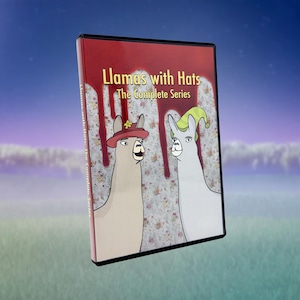 Puede incluir: Una caja de DVD de Llamas with Hats The Complete Series. La portada muestra dos llamas ilustradas sobre un fondo floral con gotas rojas en la parte superior. Una llama lleva un sombrero rojo con una flor amarilla y la otra un gorro verde.
