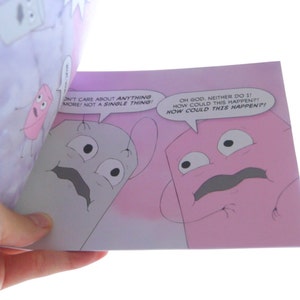 Puede incluir: Una p&aacute;gina de c&oacute;mic con dos personajes de dibujos animados. El personaje de la izquierda es gris y tiene una expresi&oacute;n de sorpresa. El personaje de la derecha es rosa y tiene una expresi&oacute;n de miedo. El texto en la p&aacute;gina dice "No me importa nada m&aacute;s, ni una sola cosa" y "&iexcl;Oh Dios, yo tampoco! &iexcl;C&oacute;mo pudo pasar esto?! &iexcl;C&oacute;mo pudo pasar esto?!"