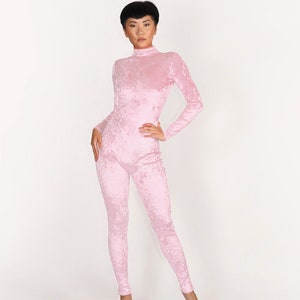 Hell Rosa Crushed Stretch Samt Catsuit Overall Ganzanzug Bodysuit Rollkragen Baby Pastell Spandex Velour Einteiler Größe S M L XL XXL Plus