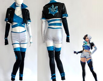 コミコンのスーパーヒーローキャラクターのコスプレ衣装を写真から