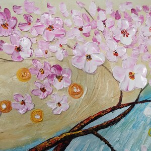 Op de afbeelding: Een schilderij van een boom met roze bloesems en een blauwe achtergrond. De takken van de boom zijn bruin en de bloemen zijn geschilderd in een textuur.