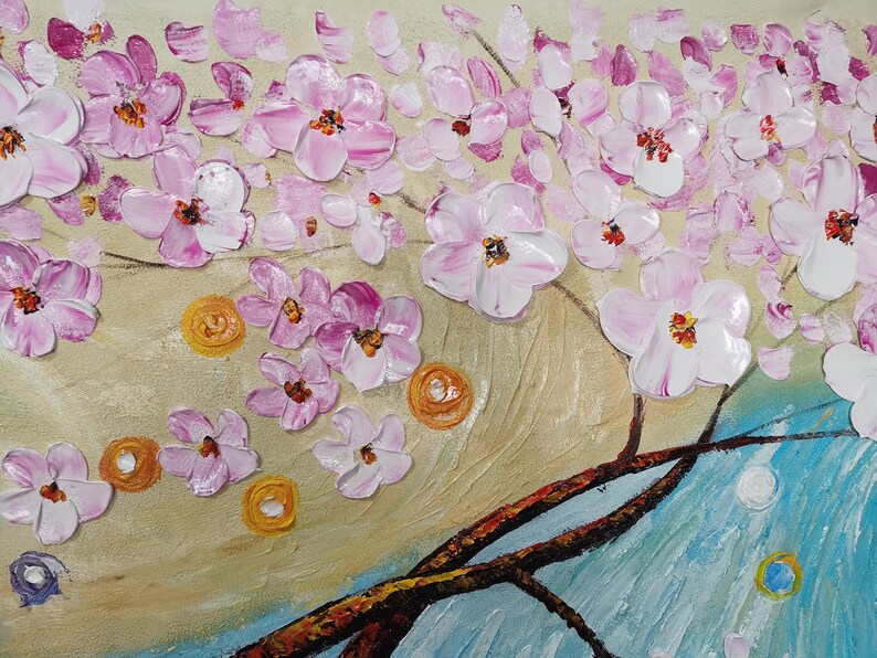 Op de afbeelding: Een schilderij van een boom met roze bloesems en een blauwe achtergrond. De takken van de boom zijn bruin en de bloemen zijn geschilderd in een textuur.