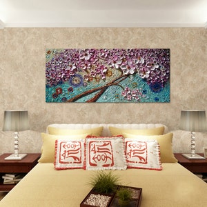 Op de afbeelding: Een schilderij van een roze en witte kersenboom met een blauwe en groene achtergrond. Het schilderij is getextureerd en heeft een 3D-effect.
