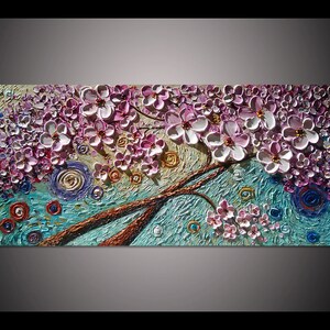 Op de afbeelding: Een textuurverf van een roze en witte kersenboom met een blauwe en groene achtergrond. Het schilderij heeft een 3D-effect en is geschilderd met dikke lagen verf.