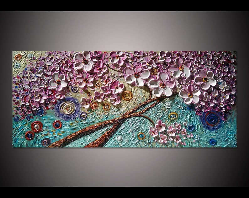 Op de afbeelding: Een textuurverf van een roze en witte kersenboom met een blauwe en groene achtergrond. Het schilderij heeft een 3D-effect en is geschilderd met dikke lagen verf.