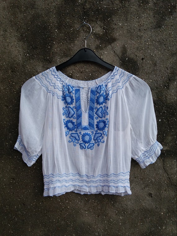Rare 1930s hearts embroidered Hungarian blouse vin