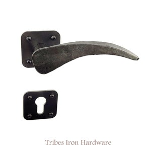 May include: Black metal door handle with a curved lever and a square backplate. The handle is attached to a square keyhole cover.