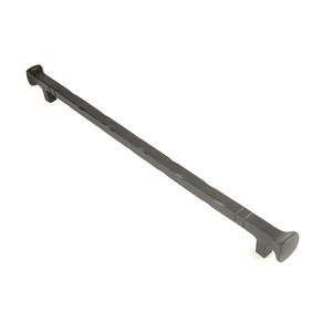 Könnte beinhalten: Schwarzer Metall-Schrankgriff mit gehämmerter Oberfläche und quadratischen Enden. Der Griff ist etwa 30 cm lang.