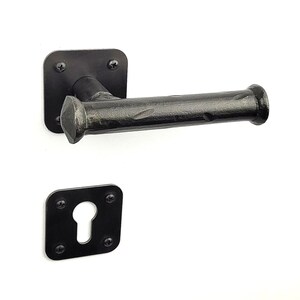 Peut inclure: Poignée de porte en métal noir avec une plaque arrière carrée et un levier long et texturé. La poignée a un trou de serrure sur la plaque arrière.