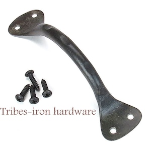 Può includere: Maniglia per porta in metallo nero con due fori per viti su ciascuna estremità. La maniglia è curva e ha una finitura rustica. Sono incluse quattro viti nere.
