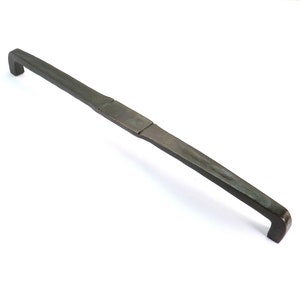 Op de afbeelding: Een lange, zwarte metalen kastgreep met een rechthoekig ontwerp in het midden.