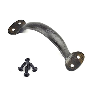 Op de afbeelding: Zwarte metalen deurgreep met een afgeronde vorm en twee schroefgaten. De greep wordt geleverd met vier zwarte schroeven.