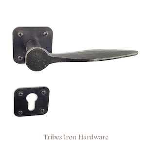 Puede incluir: Pomo de puerta de hierro negro con una placa posterior cuadrada y una palanca larga y plana. La manija está diseñada con un extremo redondeado y una placa de cerradura.