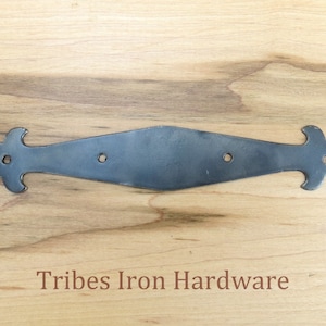 Peut inclure: Une charnière en métal noir avec un centre en forme de diamant et des extrémités décoratives en forme de fleur de lys. Tribes Iron Hardware.