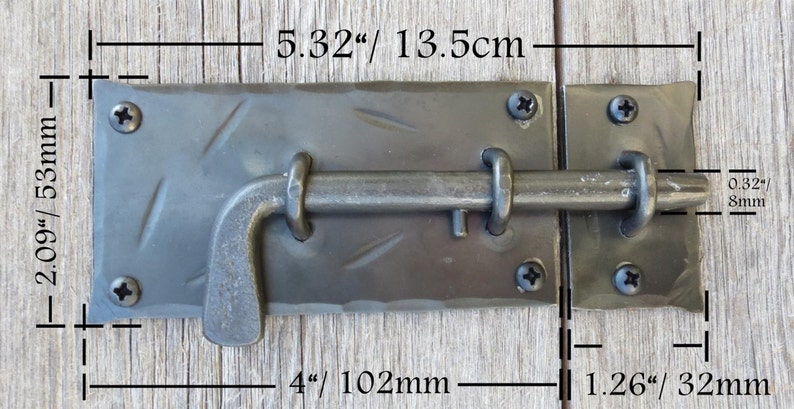 Puede incluir: Pestillo de puerta de metal negro con un pestillo en forma de L de 102 mm de largo. El pestillo mide 13,5 cm de ancho y 5,3 cm de alto.