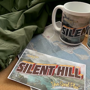 Taza de Silent Hill con postal de viaje antigua hecha a mano