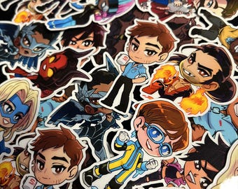 Könnte beinhalten: Eine Sammlung verschiedener Vinyl-Aufkleber mit diversen Charakteren im Chibi-Stil, die unterschiedliche Haarfarben, Outfits und Gesichtsausdrücke aufweisen. Die Aufkleber zeigen Figuren in Superheldenkostümen, Freizeitkleidung und Fantasy-Outfits, alle in einem farbenfrohen, cartoonartigen Kunststil gestaltet.