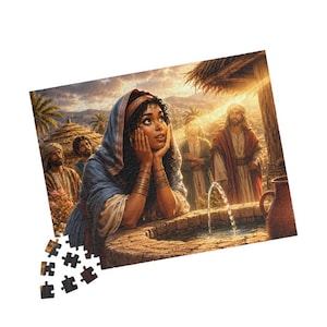 Può includere: Un puzzle rettangolare che raffigura una persona con capelli scuri ricci, un copricapo blu e vesti, appoggiata su un pozzo di pietra. Sullo sfondo, altre figure in vesti si trovano vicino a capanne sotto un cielo luminoso. Diversi pezzi del puzzle sono sparsi sotto l'immagine principale.