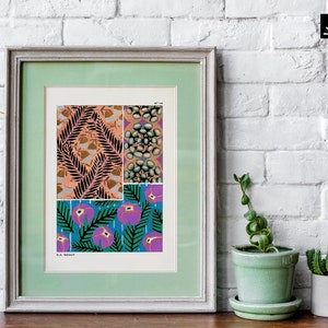 Könnte beinhalten: Ein gerahmter Druck mit Vintage-Ästhetik, der vier verschiedene Muster zeigt. Die Muster umfassen ein rosa-braunes Blumenmuster, ein grün-blaues Blumenmuster, ein grün-braunes Blattdesign und ein grün-blaues geometrisches Muster. Der Druck ist mit "G.A. REIDOUT" betitelt.