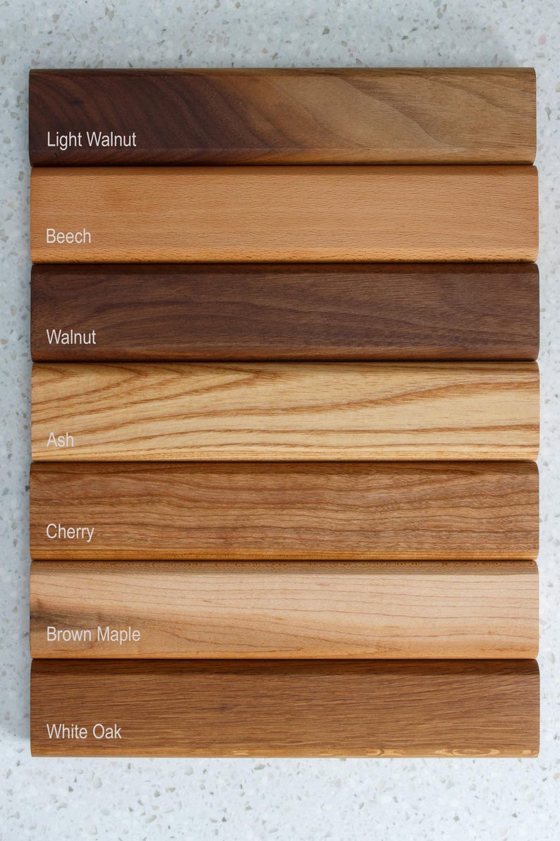 Pode incluir: Uma cole&ccedil;&atilde;o de amostras de madeira mostrando v&aacute;rios tipos e cores de madeira. As amostras incluem Light Walnut, Beech, Walnut, Ash, Cherry, Brown Maple e White Oak. Cada amostra &eacute; rotulada com seu respectivo nome.