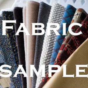 Pu&ograve; includere: Una collezione di campioni di tessuto in vari colori e texture. I campioni includono una gamma di materiali, da tessuti strutturati a tinta unita liscia. Il testo "FABRIC SAMPLE" &egrave; visualizzato in grandi lettere bianche.