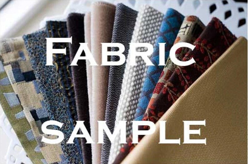 Pu&ograve; includere: Una collezione di campioni di tessuto in vari colori e texture. I campioni includono una gamma di materiali, da tessuti strutturati a tinta unita liscia. Il testo "FABRIC SAMPLE" &egrave; visualizzato in grandi lettere bianche.