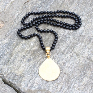 Schwarze Onyx Perlen Halskette mit großen Gold-Anhänger