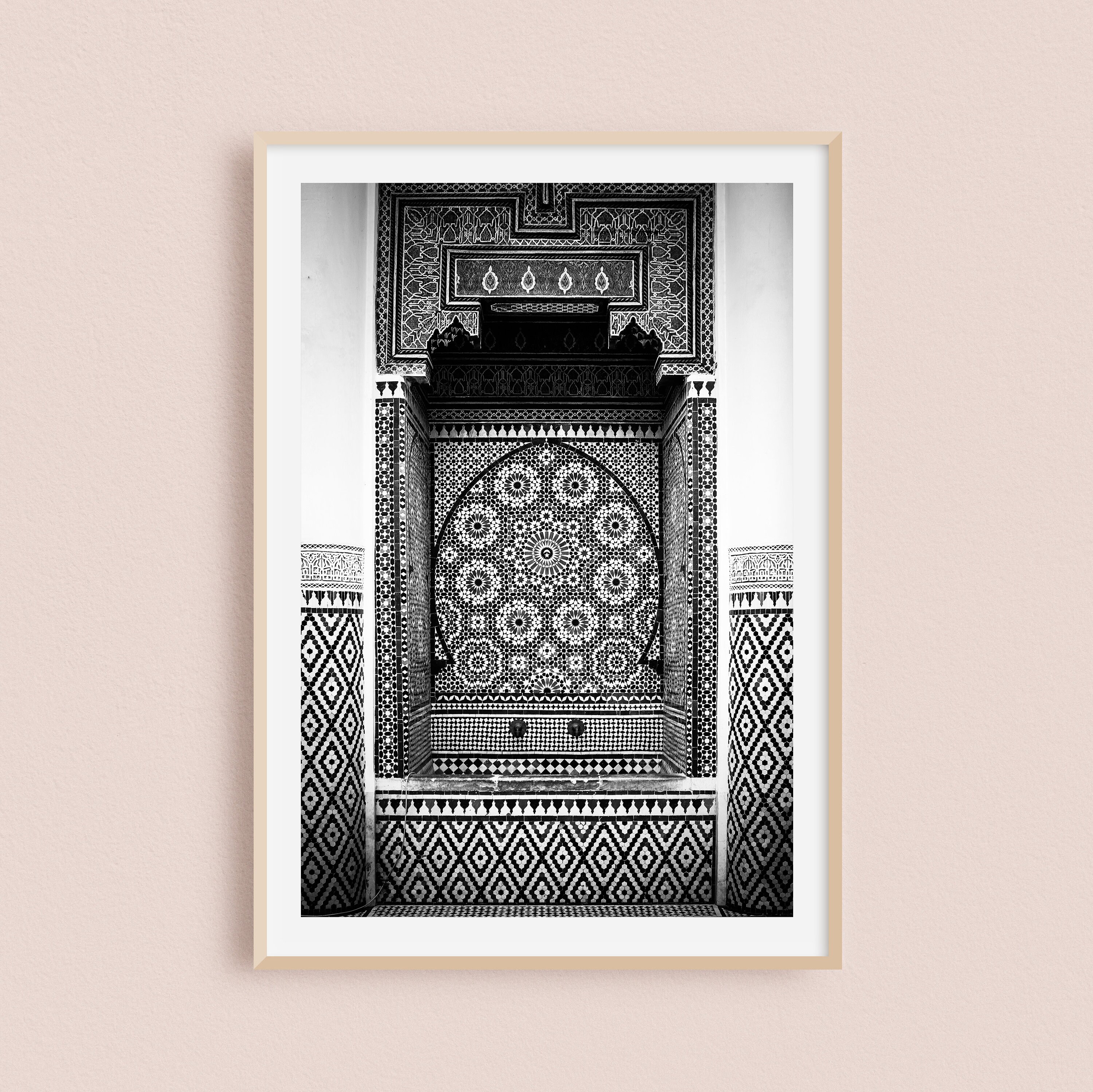 Impression Photo et Toile d'une Fontaine en Zellige Noir Blanc à Marrakech Au Maroc